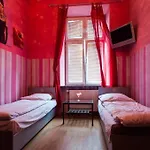 Ξενοδοχείο με διαμερίσματα Kadetus 2*